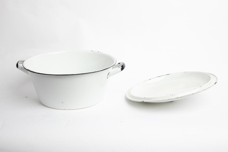 Hospital Bowl with Lid in Enamel